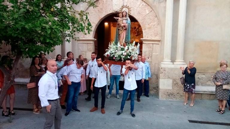ENTREGA.<i> Salida de la imagen de la Virgen del Rosario desde la parroquia guardeña.</i>