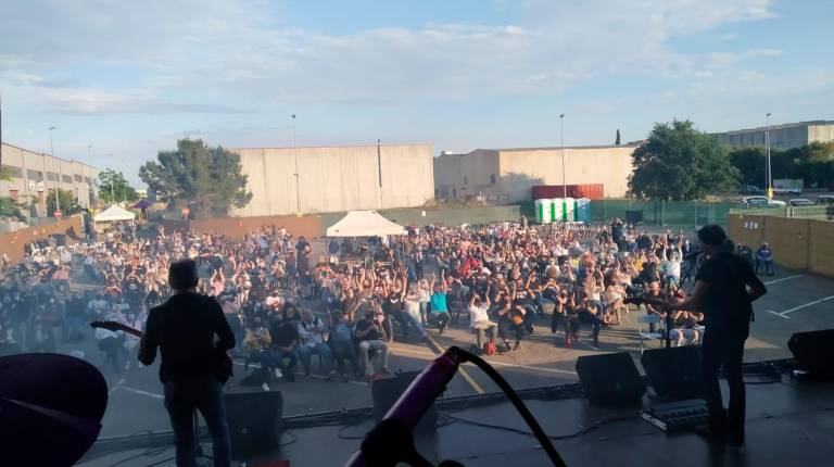 EN DIRECTO. <i>El grupo jiennense Apache durante su primer concierto tras la pandemia celebrado a finales de mayo en Gerona. </i>