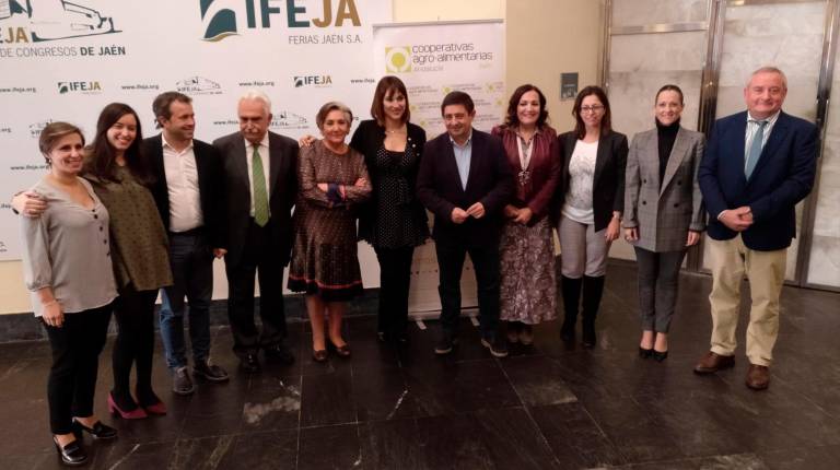 FOTO DE FAMILIA. <i>Soledad Aranda, Raquel Santiago, Julio Millán, Carmen López, Irene Villa, Francisco Reyes, Catalina Madueño, África Colomo, Maribel Lozano y Antonio Guzmán antes del inicio del acto de presentación en Jaén de la Asociación de Mujeres de Cooperativas Agroalimentarias.</i>