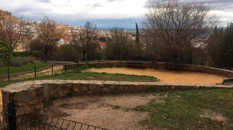 LUGAR. <i>Zona canina del parque de El Seminario, con el muro en medio.</i>
