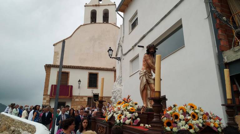 <span class=mln_uppercase_mln>devoción colectiva. </span><i>El cortejo de la procesión en honor de Nuestro Padre Jesús de la Columna baja hacia la Plaza de la Constitución después de salir del templo.</i>