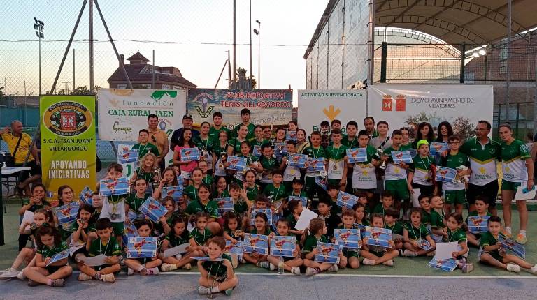 <i>Foto de familia de los participantes en el Campeonato de Tenis “IV Memorial Andrés Calles-Trofeo Fundación Caja Rural de Jaén”. </i>