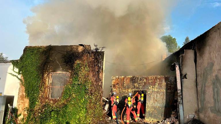 Un incendio calcina una nave agrícola en Campillo de Arenas y deja a varios vecinos sin luz