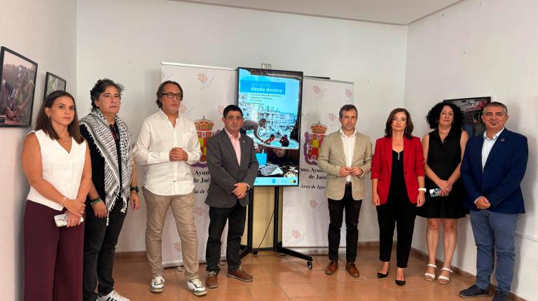 <i>Presentación de la exposición fotográfica “Una mirada desde dentro”. / Nuria Fernández / Diario JAÉN.</i>