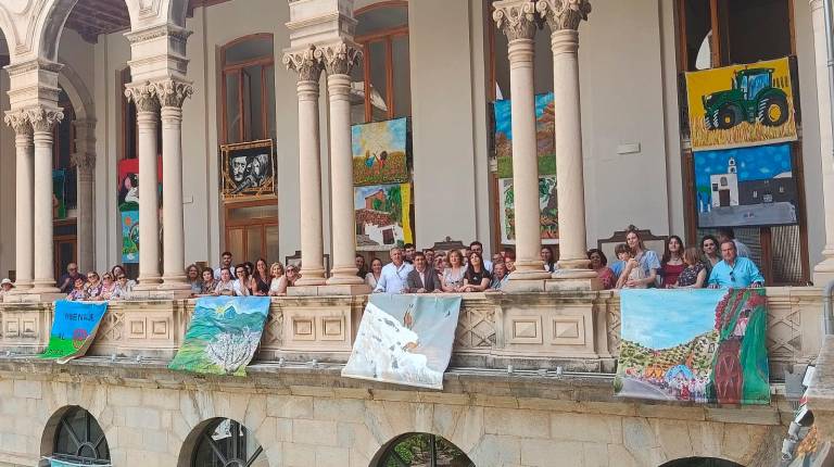 <i>Paco Reyes y Antonio Morales junto con artistas de diferentes municipios y asociaciones de Sierra Mágina. / Adrián Claudio Bonache / Diario JAÉN.</i>