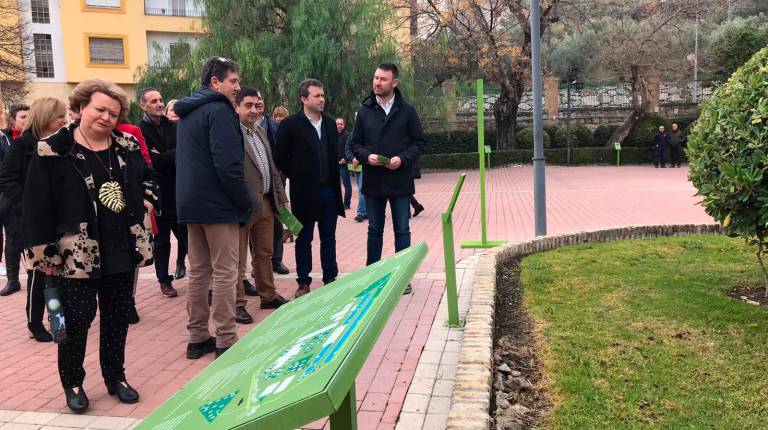 RECORRIDO. <i> Francisco Reyes y Julio Millán pasean junto a diputados y concejales para conocer el Jardín Botánico de la Casería Escalona.</i>