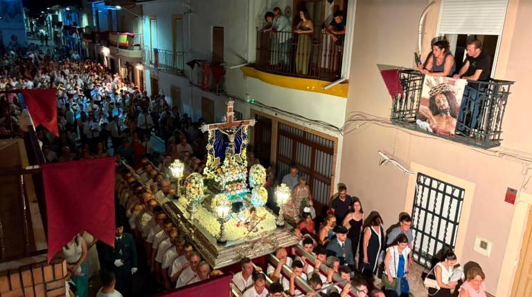 <i>El Cristo de la Salud, en su regreso a la ermita. / Elisabeth Ruiz / Diario JAÉN. </i>