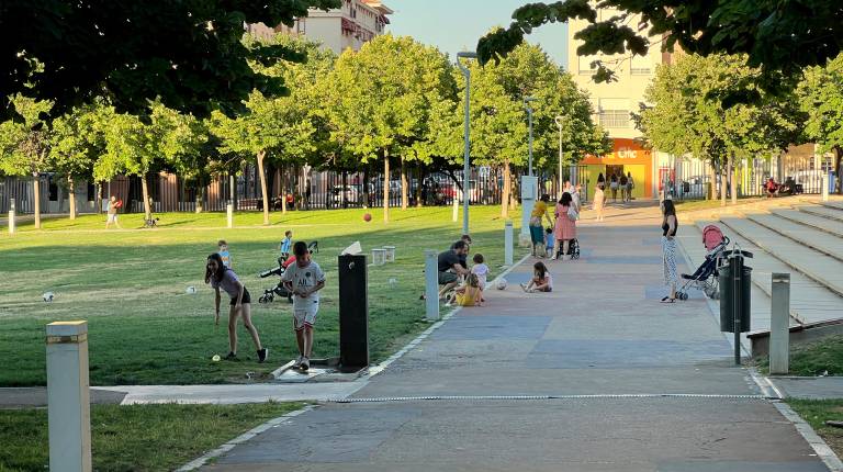 <i>Los jiennenses disfrutan del verano en el Bulevar de la capital. Archivo. / Jason Moyano / Diario JAÉN. </i>