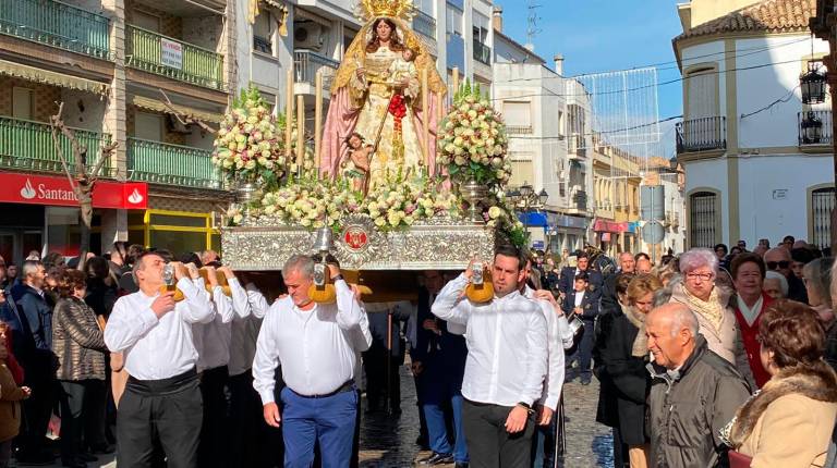 PATRONA. <i> La Virgen de la Paz, en procesión, acompañada de numerosos fieles.</i>