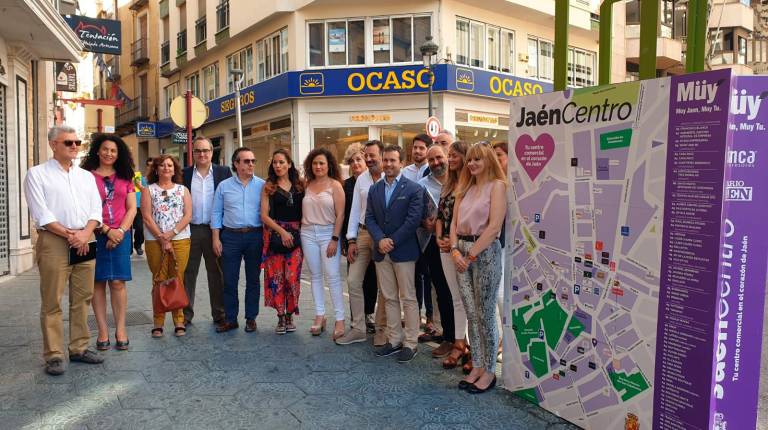UNIDAD. <i> Comerciantes y miembros de la Corporación Municipal, junto uno de los paneles informativos instalados para dinamizar el comercio. </i>