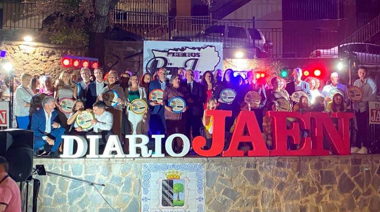 <i>Foto de familia de premiados, organizadores de los galardones Reino de Jaén Sierra Mágina. / Juande Ortiz / Diario JAÉN.</i>