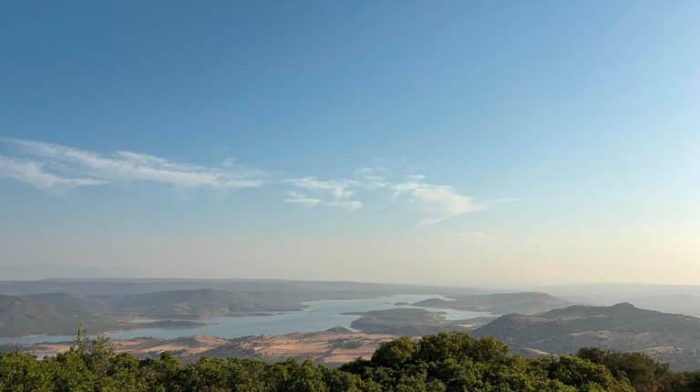 <i>El embalse del Giribaile desde un mirador de Arquillo. / Isabel Aranda / Diario JAÉN.</i>