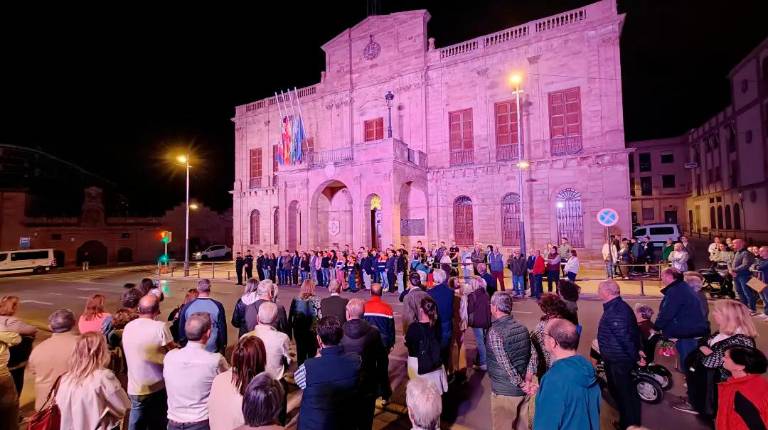 <i>Minuto de silencia a las puertas del Ayuntamiento de Linares.</i>