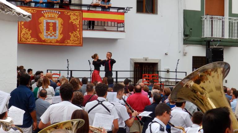 ACTOS. <i>Los vecinos disfrutan de las diferentes actividades organizadas con motivo de la feria tanto por la mañana, aún en la preferia, como ya por la tarde, tras la inauguración oficial que se empañó un poco a consecuencia de las precipitaciones registradas.</i>