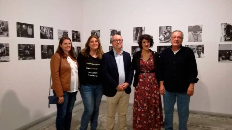 <span class=mln_uppercase_mln>INAUGURACIÓN</span><i>. María Dolores Galiano, Ginesa López, Rogelio Chicharro, Rosa Martínez y el autor de la exposición, Ángel Nieto.</i>