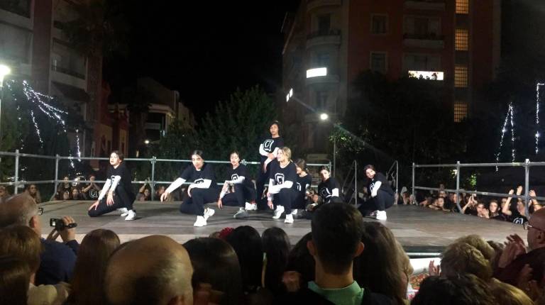 <i>Grupo de niños realizan una coreografía en la Plaza de la Constitución.</i>
