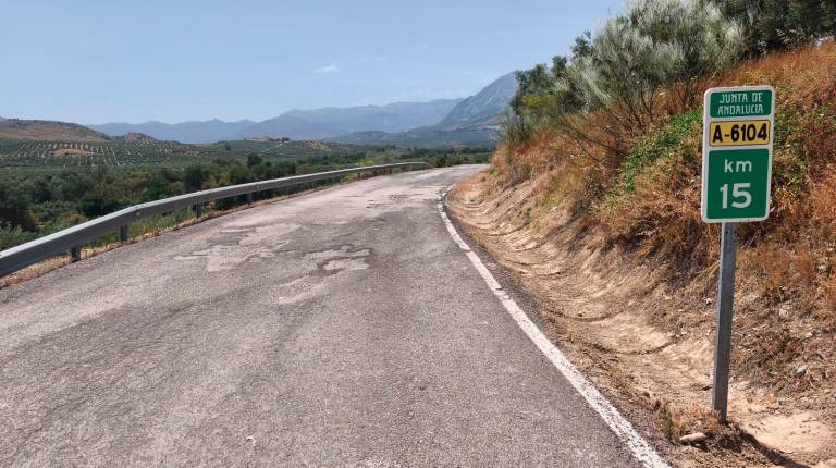 <i>Punto kilométrico 15 de la A-6104, carretera que une Úbeda con Jimena. / Junta de Andalucía.</i>