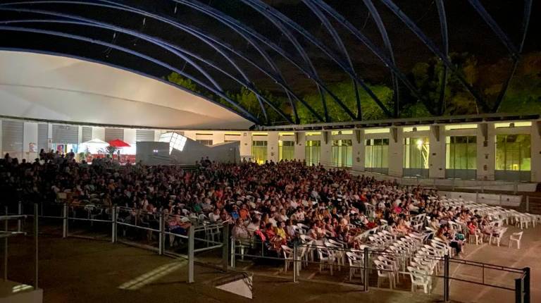 <i>Espectadores en el Festival de Cine de Verano, en La Alameda. / Ayuntamiento de Jaén.</i>