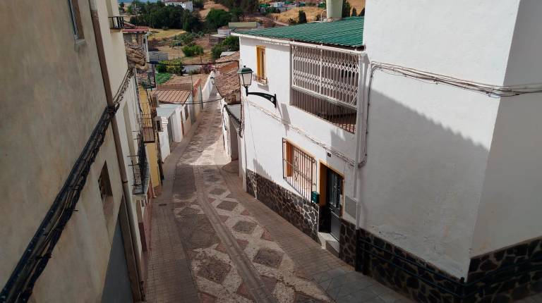 <i>Calle donde se sitúa la casa de la víctima. / Tano García.</i>