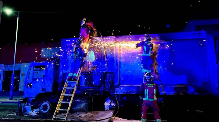 <i>Trabajo de los bomberos durante esta madrugada. / Ayuntamiento de Jaén.</i>