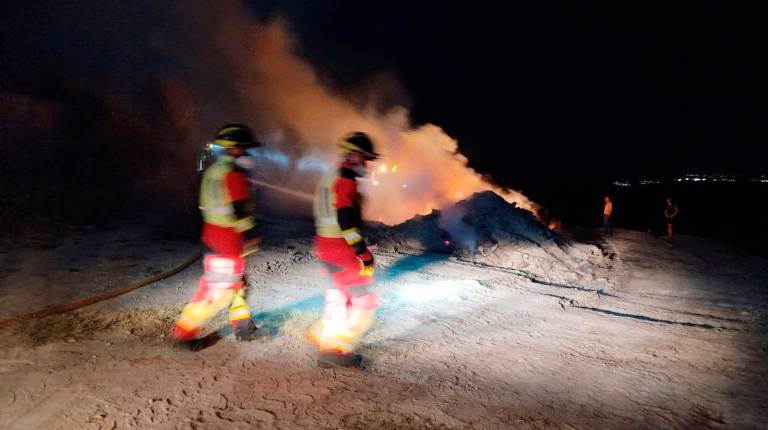 Los bomberos sofocan un incendio de leña y rastrojos en Iznatoraf durante la madrugada