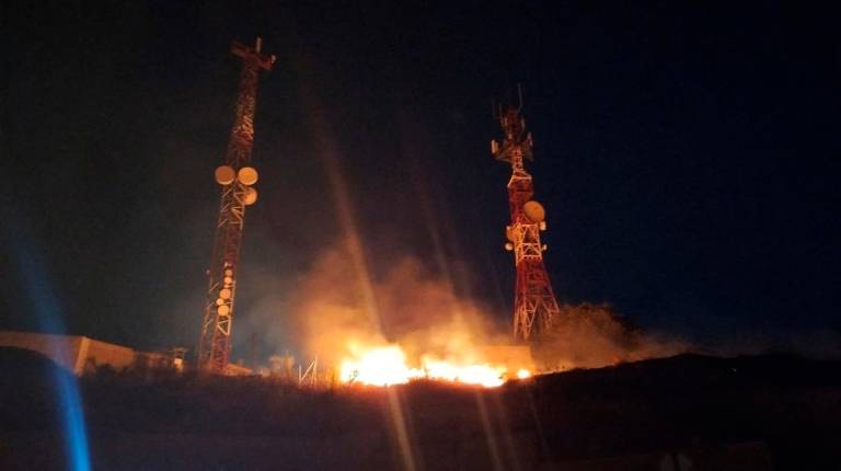 Los bomberos sofocan un incendio de leña y rastrojos en Iznatoraf durante la madrugada