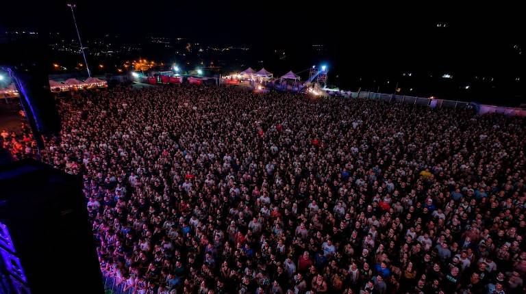 <i>Público asistente durante una actuación en el segundo día del festival. / Oleosónica Jaén Music Fest.</i>