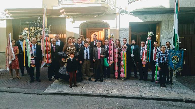 DIVERSIÓN. <i>Arriba, la alcaldesa y los ediles en el punto violeta organizado por el equipo de Gobierno. Los vecinos de Los Villares disfrutan de sus fiestas en la calle y en la caseta municipal.</i>