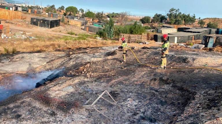 <i>Imagen de archivo de unincendio en el asentamiento de Palos de la Frontera (Huelva). Archivo. / Consorcio Provincial de Bomberos de Huelva.</i>