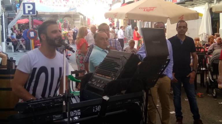 CALLES. <i>Bullicio en las calles habilitadas para pasar unos días fantásticos en hermandad. Junto a estas líneas, una de las actividades musicales programadas.</i><i> </i>