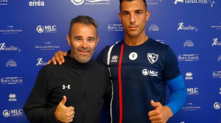 <span class=mln_uppercase_mln>EQUIPO</span><i>. Juan Arsenal y Chendo Alarcón posan en la sala de prensa del Linares Deportivo.</i>