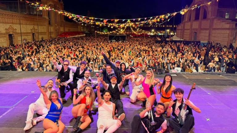 <i>Los componentes de “La Gran Rockset Orquesta” en el escenario de Matadero, Madrid. / Gran Rockset Orquesta.</i>