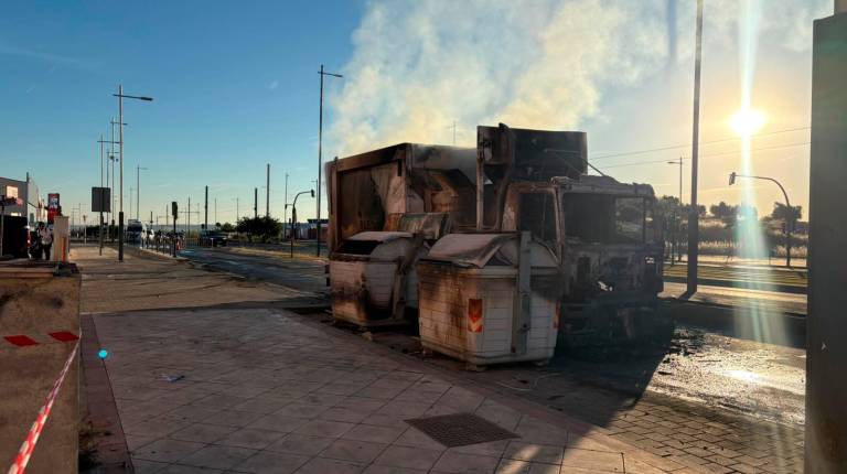 Arde un camión de la basura durante la madrugada en la calle Torredonjimeno; sin heridos