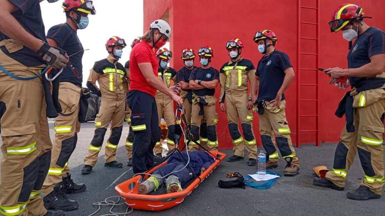 FORMACIÓN. <i>El equipo de Bomberos de Martos, en una actividad de curso de rescate en altura.</i>