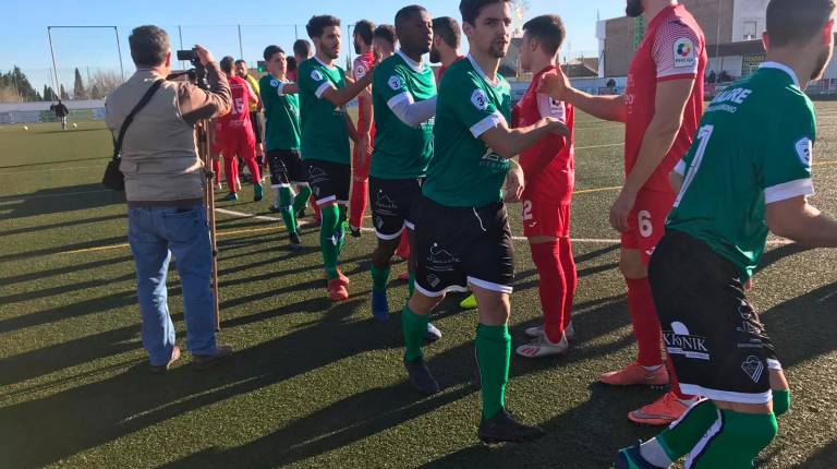 <span class=mln_uppercase_mln>INICIO</span><i>. Los jugadores realizan el saludo protocolario antes de comienzo. </i>