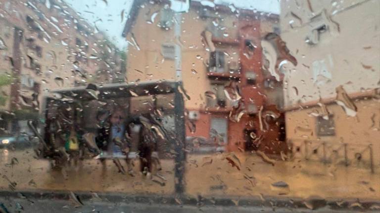 <i>Imagen de las vistas desde un coche a través de un cristal con gotas de lluvia. / Archivo.</i>