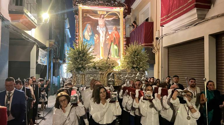 <i>Los fieles llevan sobre sus hombros al Cristo de Chircales. / Jason Moyano / Diario JAÉN.</i>