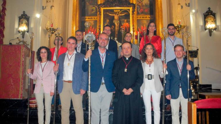 CULTOS. <i> Jorge Díaz, hermano mayor de la cofradía, junto al resto de su junta de gobierno y el párroco.</i>