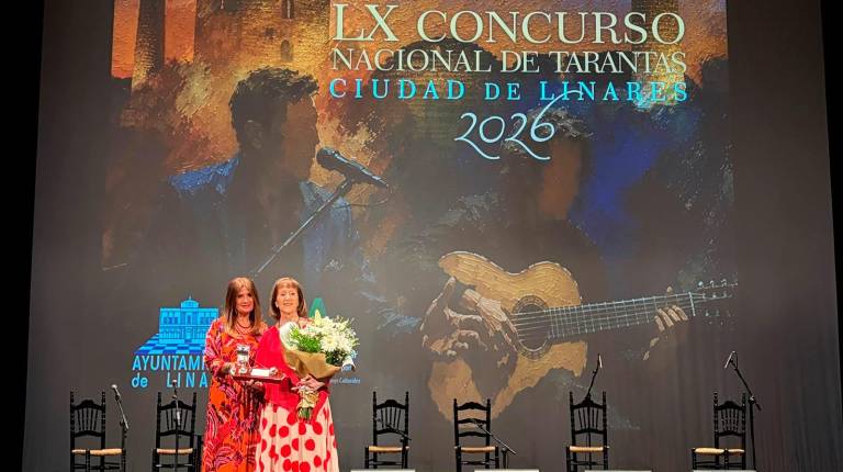 <i>La alcaldesa de Linares, Auxi del Olmo, hace entrega al reconocimiento de Paquita Marín. / Francisco J. Marín. </i>