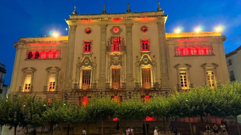 <i>Fachada iluminada con los colores de España para celebrar la victoria de la selección española en el Mundial. / Ayuntamiento de Jaén.</i>
