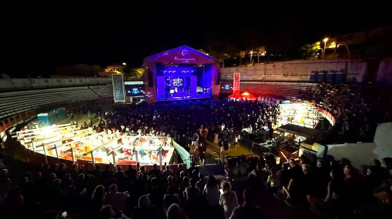 <i>Escenario del BluesCazorla durante los conciertos. </i>