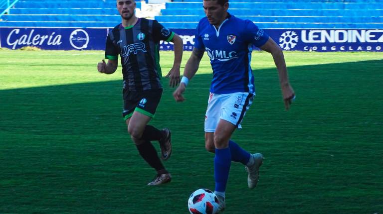 <span class=mln_uppercase_mln>JUGADORES</span><i>. Pablo Siles, esta temporada jugador del Linares Deportivo, y Dani Espejo, en un partido de rivalidad entre el cuadro azulillo y el Atlético Mancha Real en la anterior temporada. </i>