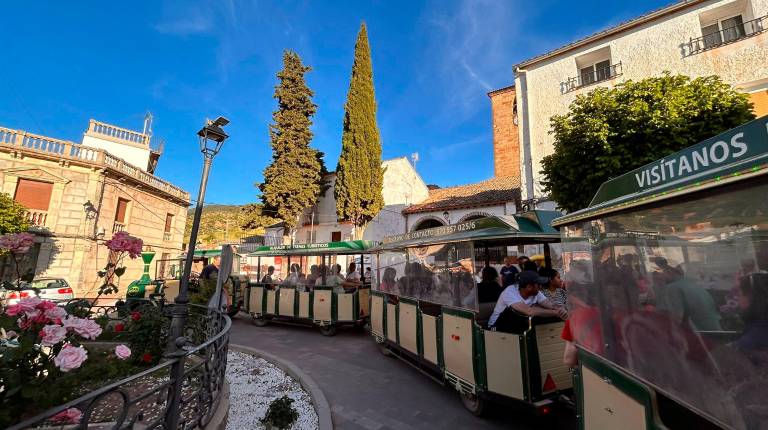 <i>El tren neumático circula por el casco urbano de Génave antes de enfilar el trayecto por el antiguo trazado de ferrocarril. / Joaquín Castillo / Diario JAÉN. </i>