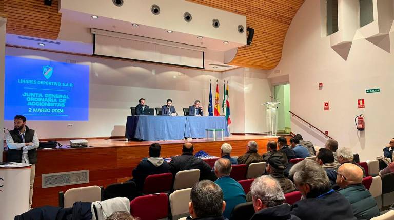 <i>Mesa presidencial de la primera junta general del Linares Deportivo SA.</i>