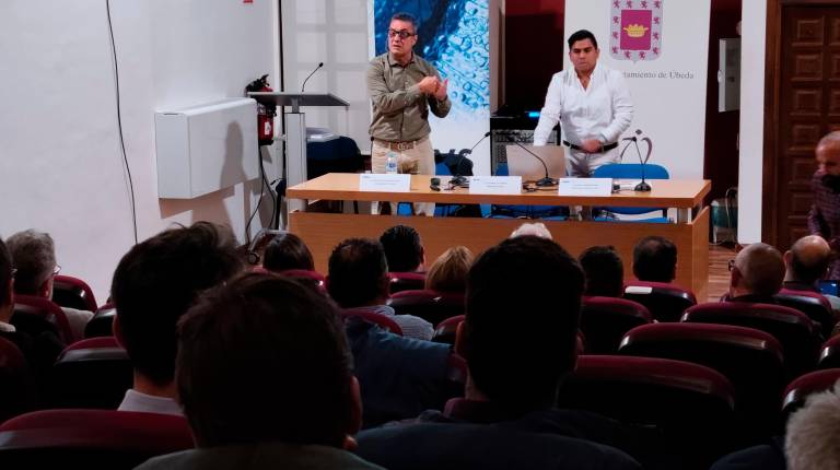 <i>Julio Roldán, cofundador y CEO de Cuida Casa, junto a Jean Pierr Cayampi.</i>