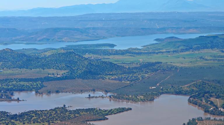 <i>Fotografía tomada desde un ultraligero, en primer término, el pantano del Guadalén, de un color, y al fondo, el embalse del Giribaile con las aguas de otro color.</i>