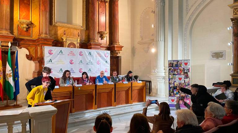 <i>Un grupo de alumnos del IES Fuente de la Peña se dirige a los asistentes, en el Hospital San Juan de Dios. / </i>
