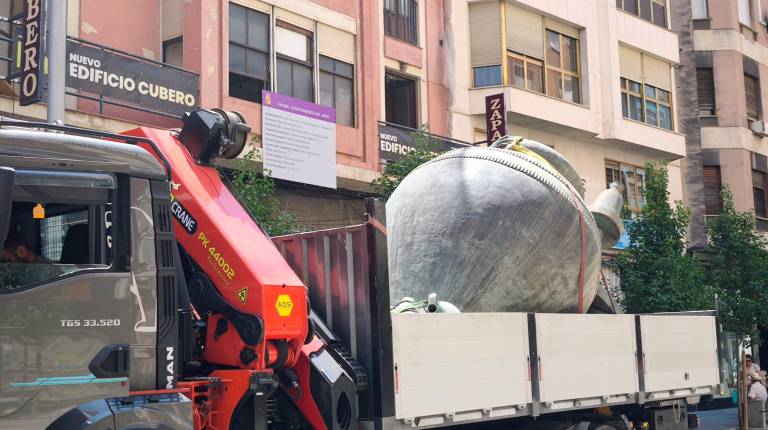 Retirada del monumento de Paco Tito para continuar con la remodelación de la Plaza de la Constitución