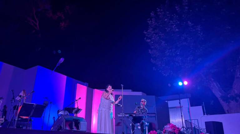 <i>La alcaldesa mancharrealeña, Mar Dávila, cantando junto al artista invitado Serafín Zubiri durante la interpretación de la canción Bella y Bestia son. / Isabel Aranda / Diario JAÉN.</i>