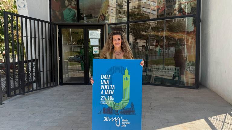 <i>Beatriz López posando con el cartel de la trigésima Media Maratón de Jaén. / Ayuntamiento de Jaén. </i>